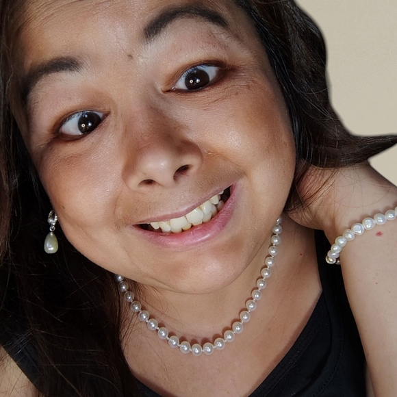 Elegant Pearl Necklace with Yellow Jewelry Box - Picture 11 of 12